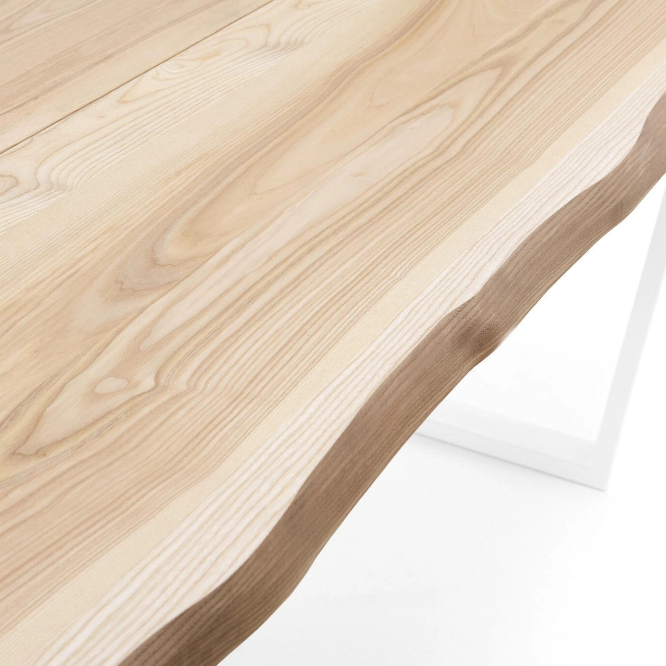 Lana Lankkupöytä Saarnikannella - Puujaloilla - Mari-Kaluste 3 Lana Lankkupöytä Saarnikannella - Puujaloilla - Mari-Kaluste - Image 3