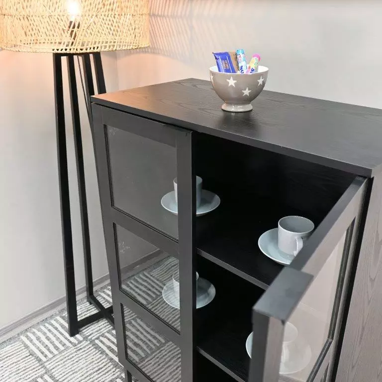 Siera Korkea Lasiovikaappi - Mari-Kaluste 6 Siera Korkea Lasiovikaappi - Mari-Kaluste - Image 6