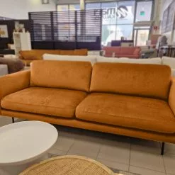 Lario 3-istuttava Sohva - Mari-Kaluste -Huonekalu kauppa lario kupari scaled 1