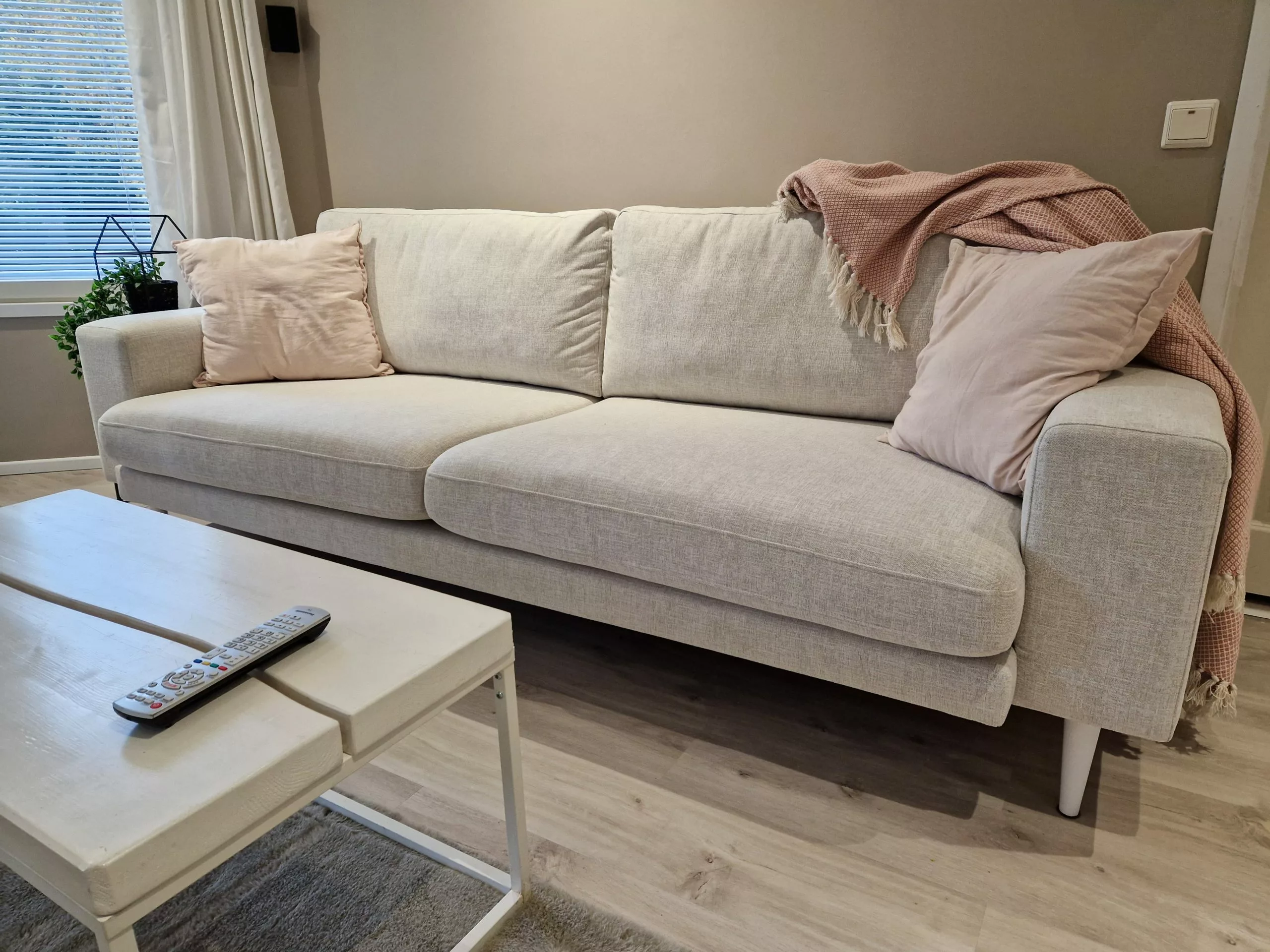 Moona L 3-istuttava Sohva - Manhattan Kankaalla - Mari-Kaluste 2 Moona L 3-istuttava Sohva - Manhattan Kankaalla - Mari-Kaluste - Image 2